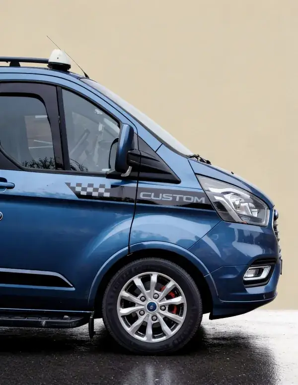 Leo Taxis 7-8 seater with spacious seating for groups, luggage space, modern comfort